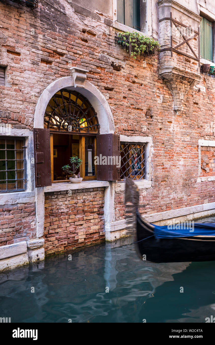 Gondole su un canale di Venezia, Vento, Italia Foto Stock