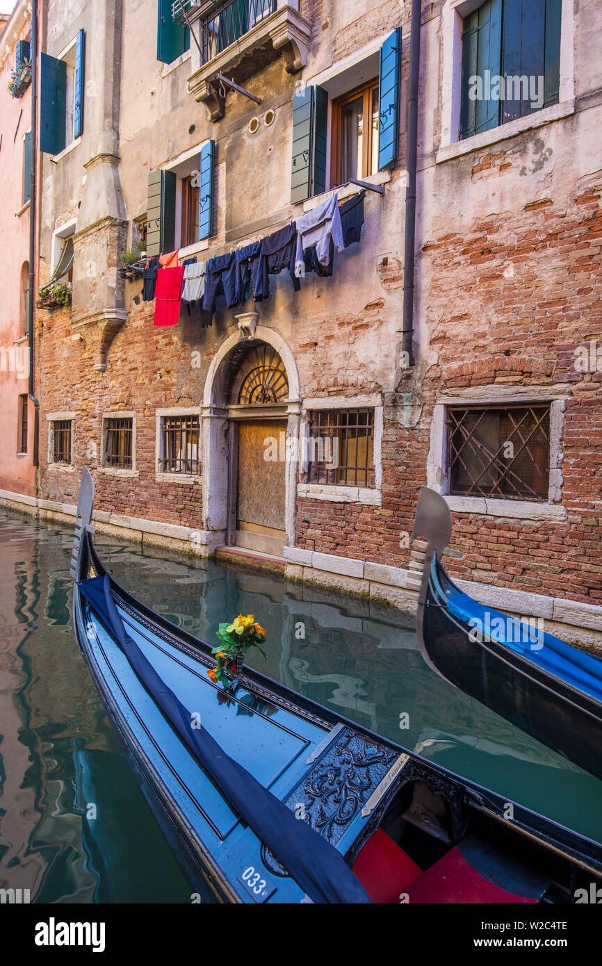 Gondole su un canale di Venezia, Vento, Italia Foto Stock