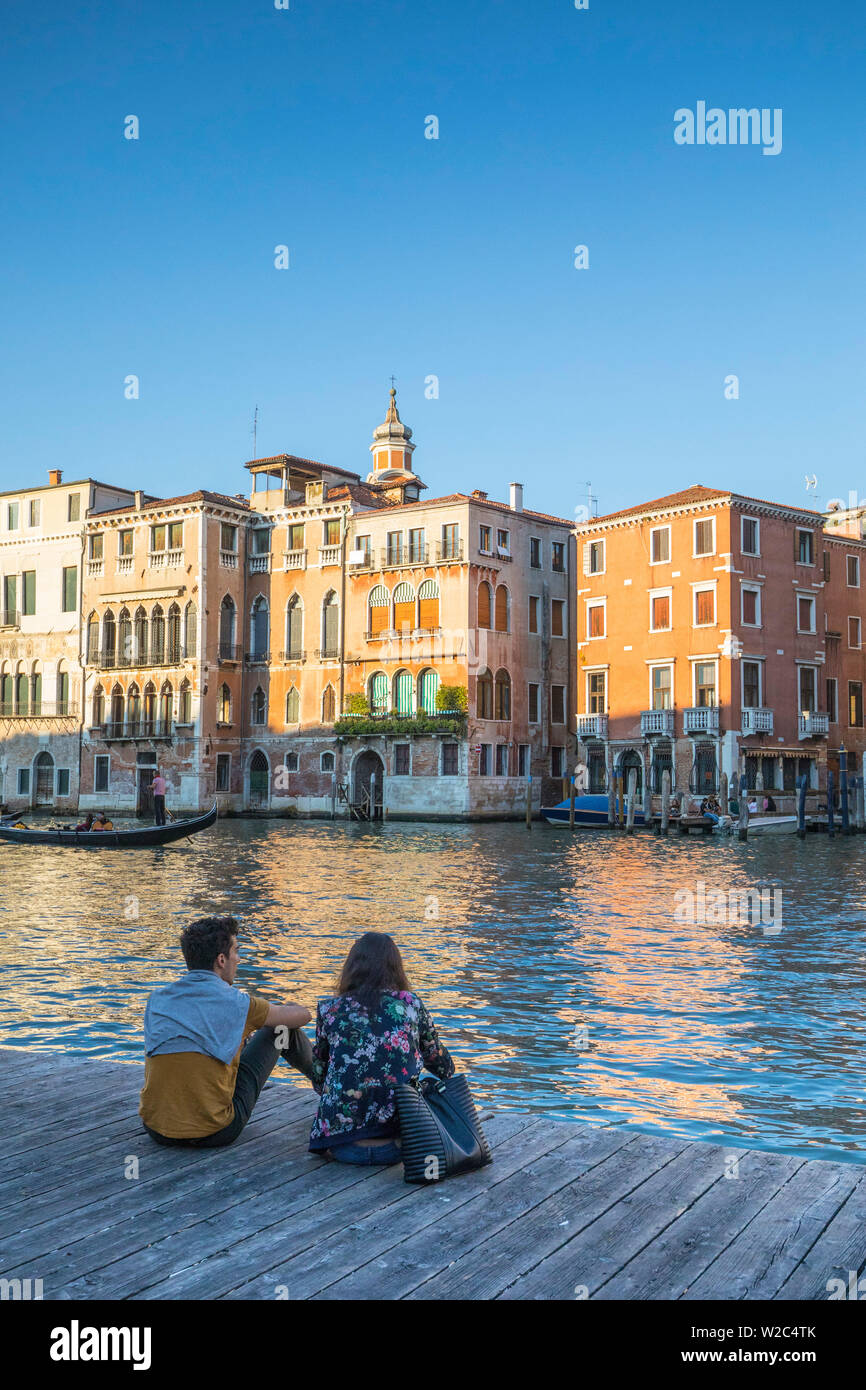 Canal Grande vicino al Ponte di Rialto, Venezia, Italia Foto Stock