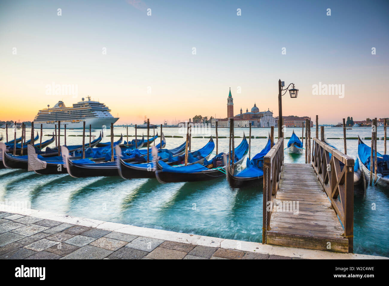 Seven Seas Explorer cruiseship passando la Chiesa di San Giorgio Maggiore e Piazza San Marco a Venezia), Italia Foto Stock