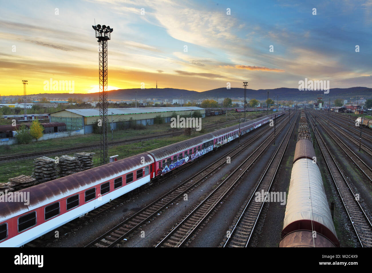 In treno stazione di trasporto merci - trasporto merci al tramonto Foto Stock