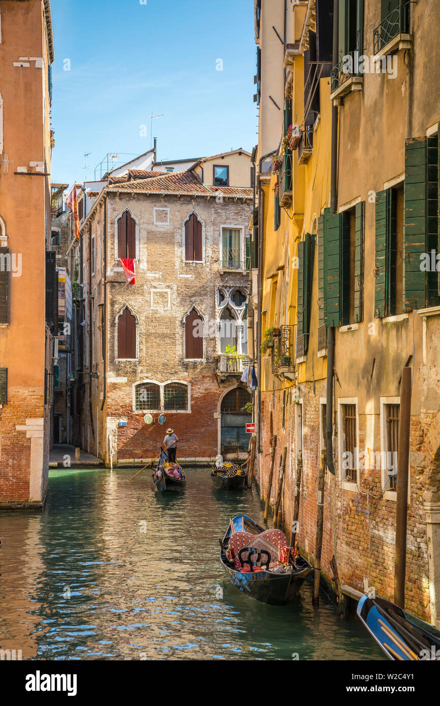 Piccolo canale vicino al Ponte di Rialto di Venezia, Veneto, Italia Foto Stock