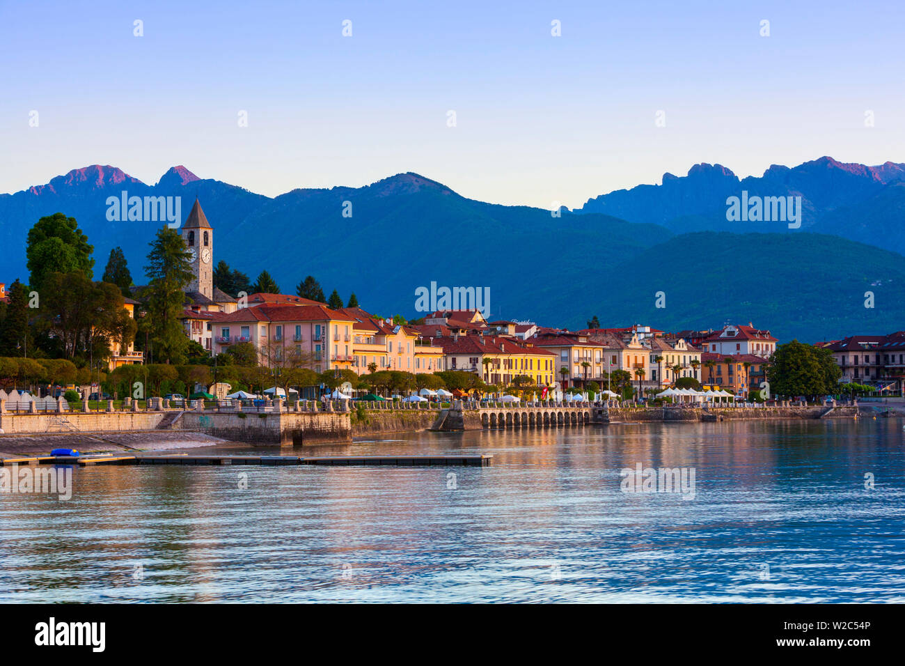 L'idilliaco villaggio sul lago di Baveno accesa all'alba sul lago Maggiore, Piemonte, Italia Foto Stock