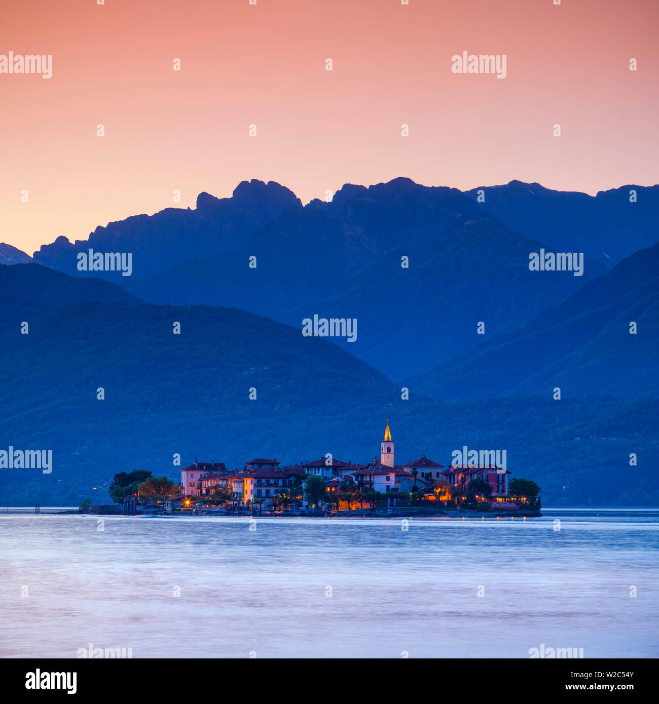L'idilliaco isola dei Pescatori (Fisherman's Islands) acceso al tramonto, Isole Borromee, Lago Maggiore, Piemonte, Italia Foto Stock