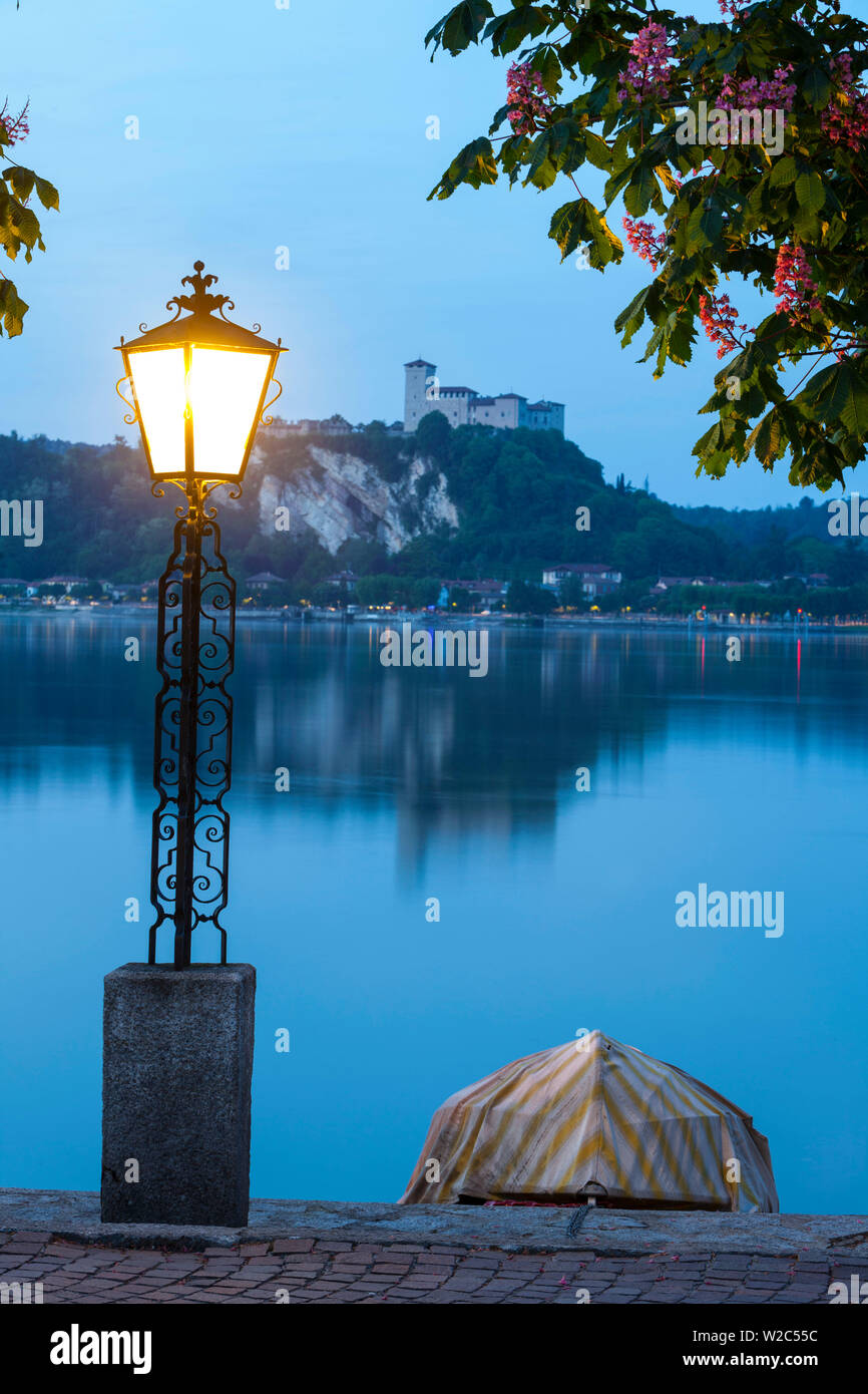 Angera visto da Arona, Lago Maggiore, Piemonte, Italia Foto Stock