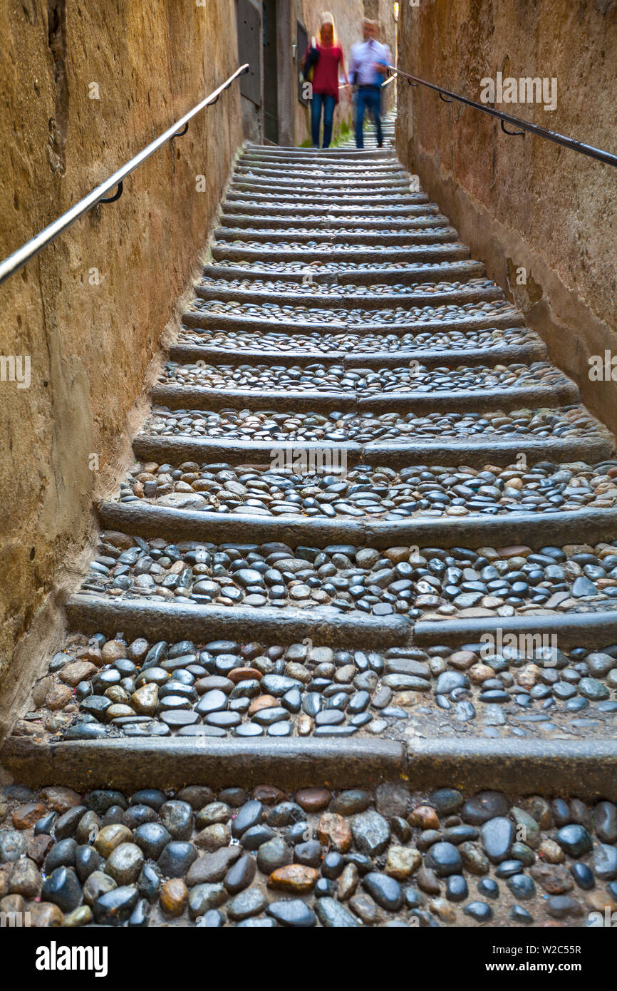 Il pittoresco vialetto in ciottoli, Cannobio sul Lago Maggiore, Piemonte, Italia Foto Stock