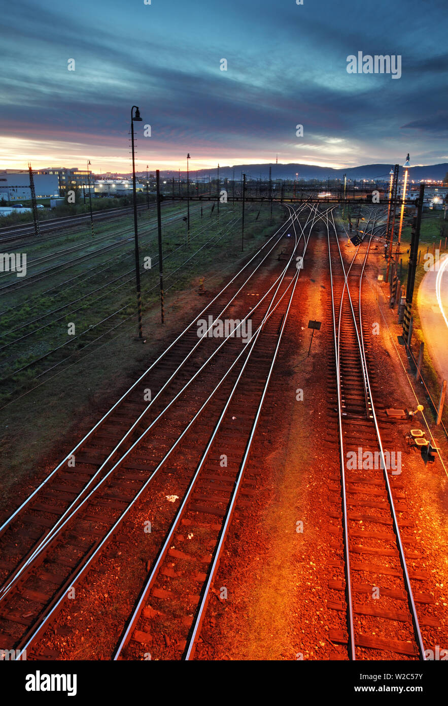Ferrovia via di notte con cielo colorato Foto Stock