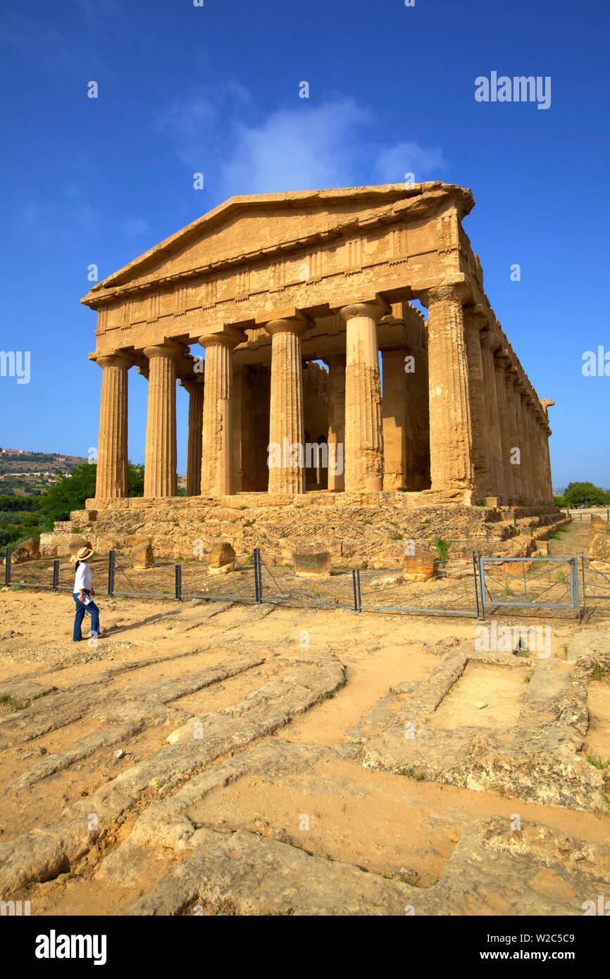 Tempio della Concordia e Valle dei Templi, Agrigento, Sicilia, Italia Foto Stock