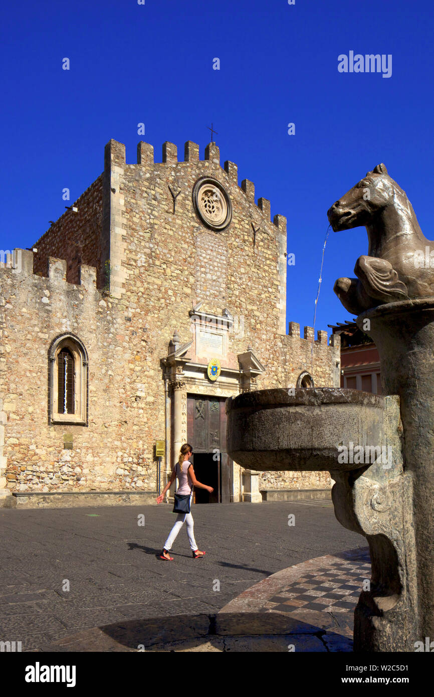 Fontana barocca e Cattedrale di San Nicolò, Piazza del Duomo,Taormina, Sicilia, Italia Foto Stock