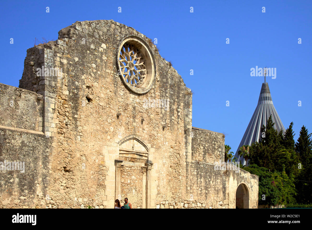 La facciata della chiesa di San Giovanni e il Santuario della Madonna delle Lacrime di Siracusa, in Sicilia, Italia Foto Stock