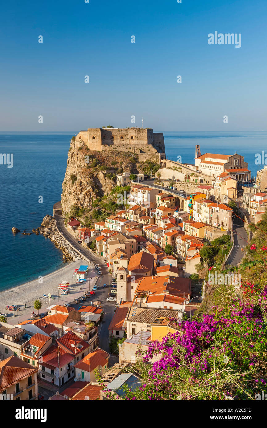 Vista della città con il Castello Ruffo Scilla, Calabria, Italia Foto Stock