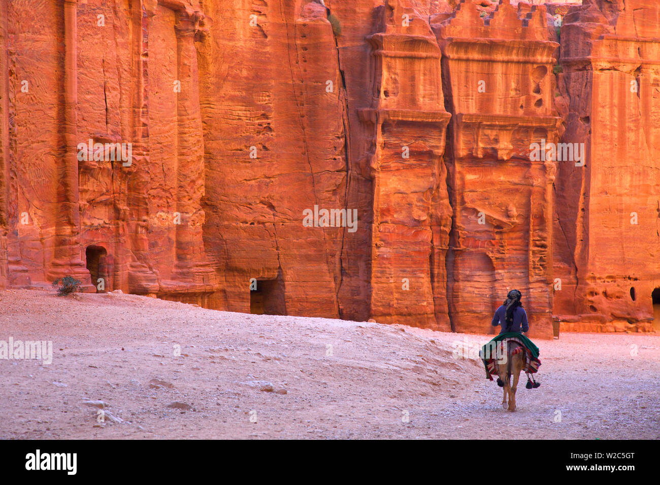 Beduino con Donkey Di fronte all'esterno, Siq Petra, Giordania, Medio Oriente Foto Stock