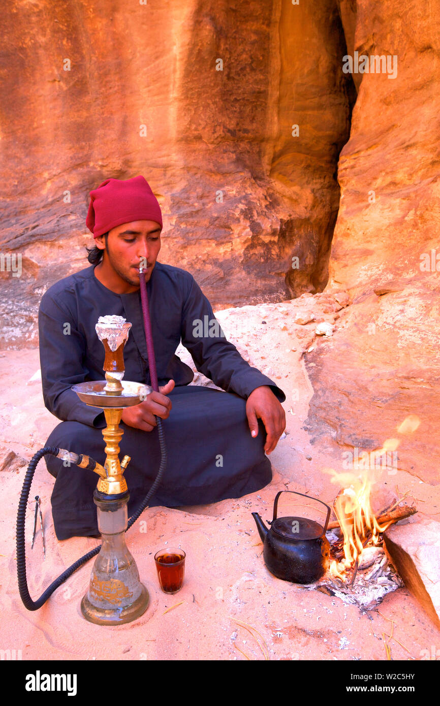 Beduino con Shisha, Wadi Rum, Giordania, Medio Oriente (MR) Foto Stock