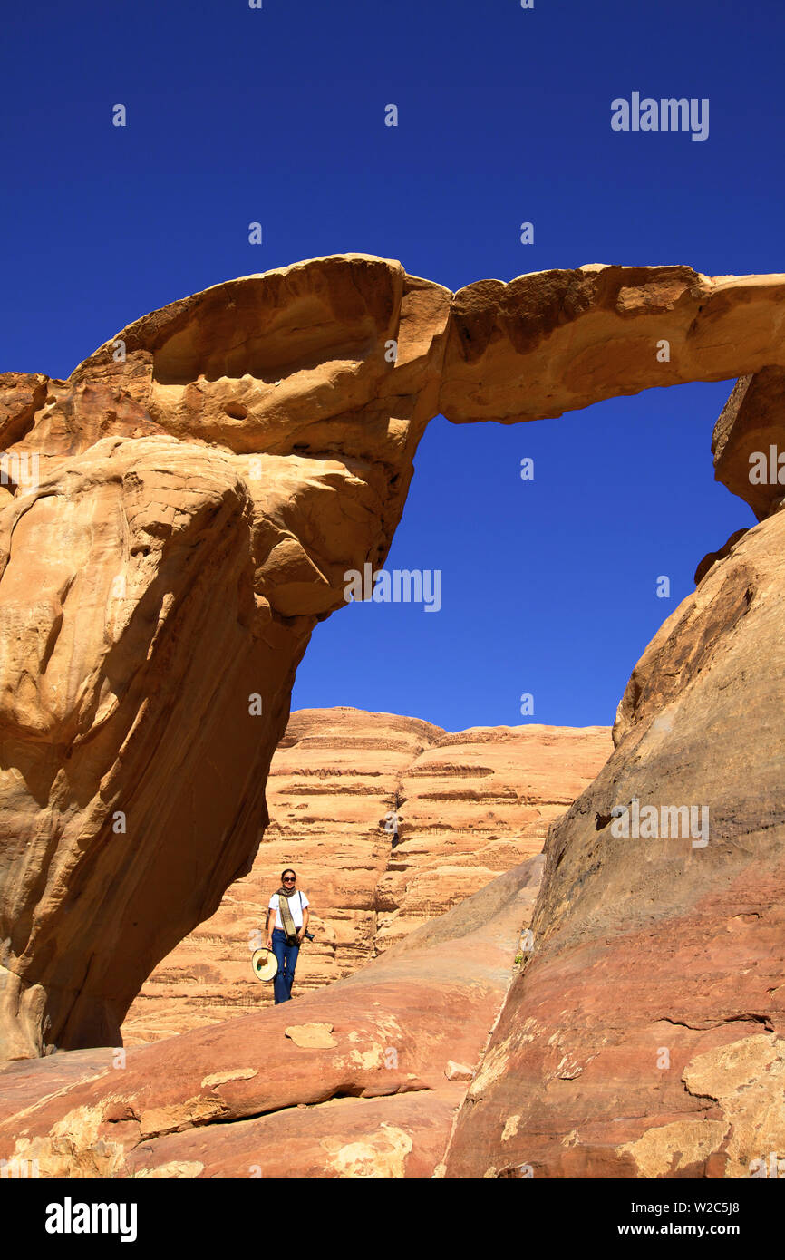 Jebel Umm Fruth Ponte di Roccia, Wadi Rum, Giordania, Medio Oriente (MR) Foto Stock