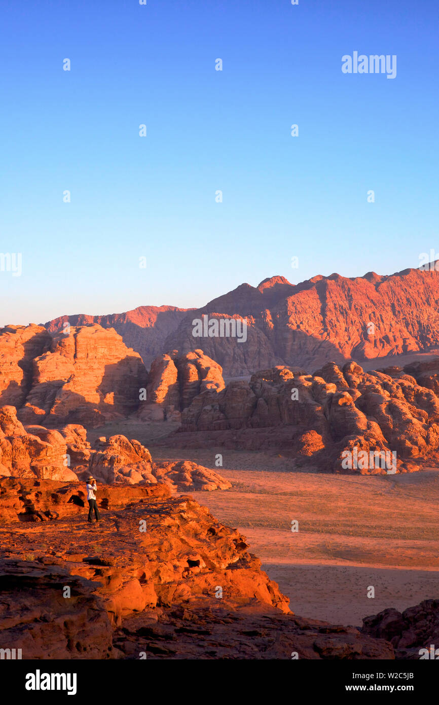 Turistica prendendo fotografie, Wadi Rum, Giordania, Medio Oriente Foto Stock