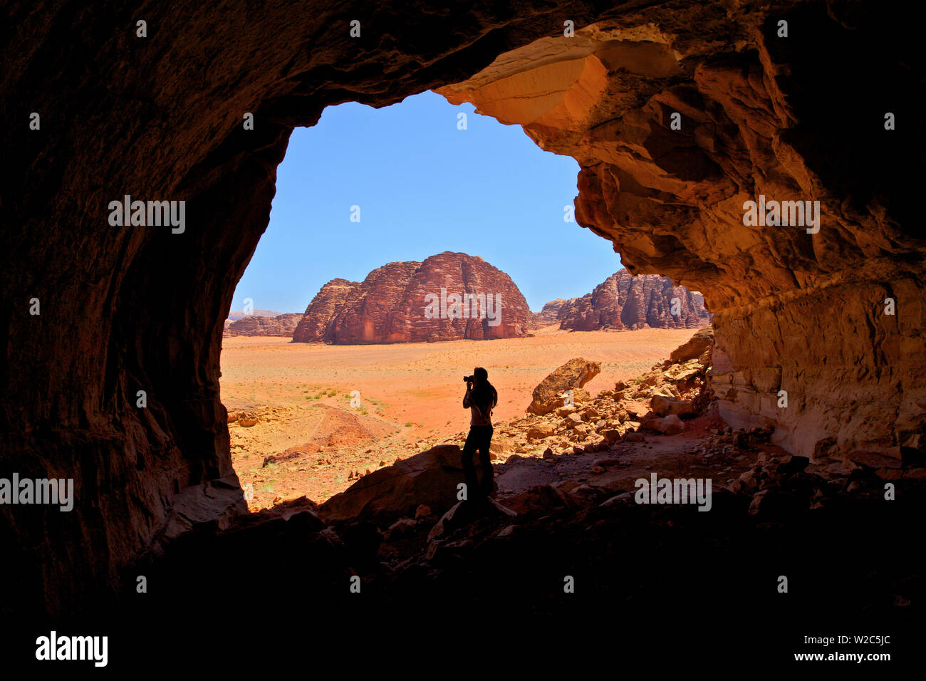 Turistica prendendo fotografie, Wadi Rum, Giordania, Medio Oriente (MR) Foto Stock