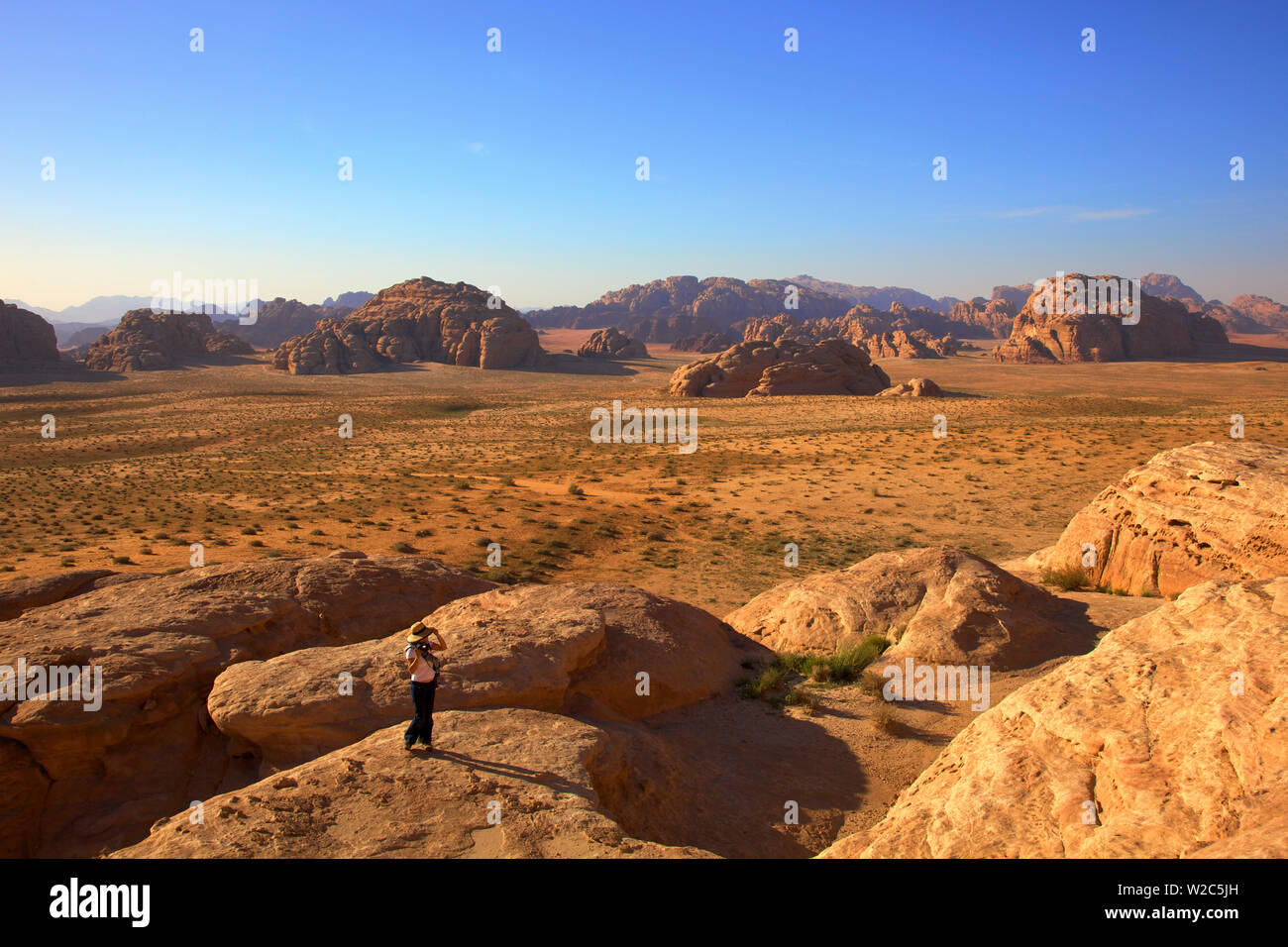Turistica prendendo fotografie, Wadi Rum, Giordania, Medio Oriente (MR) Foto Stock