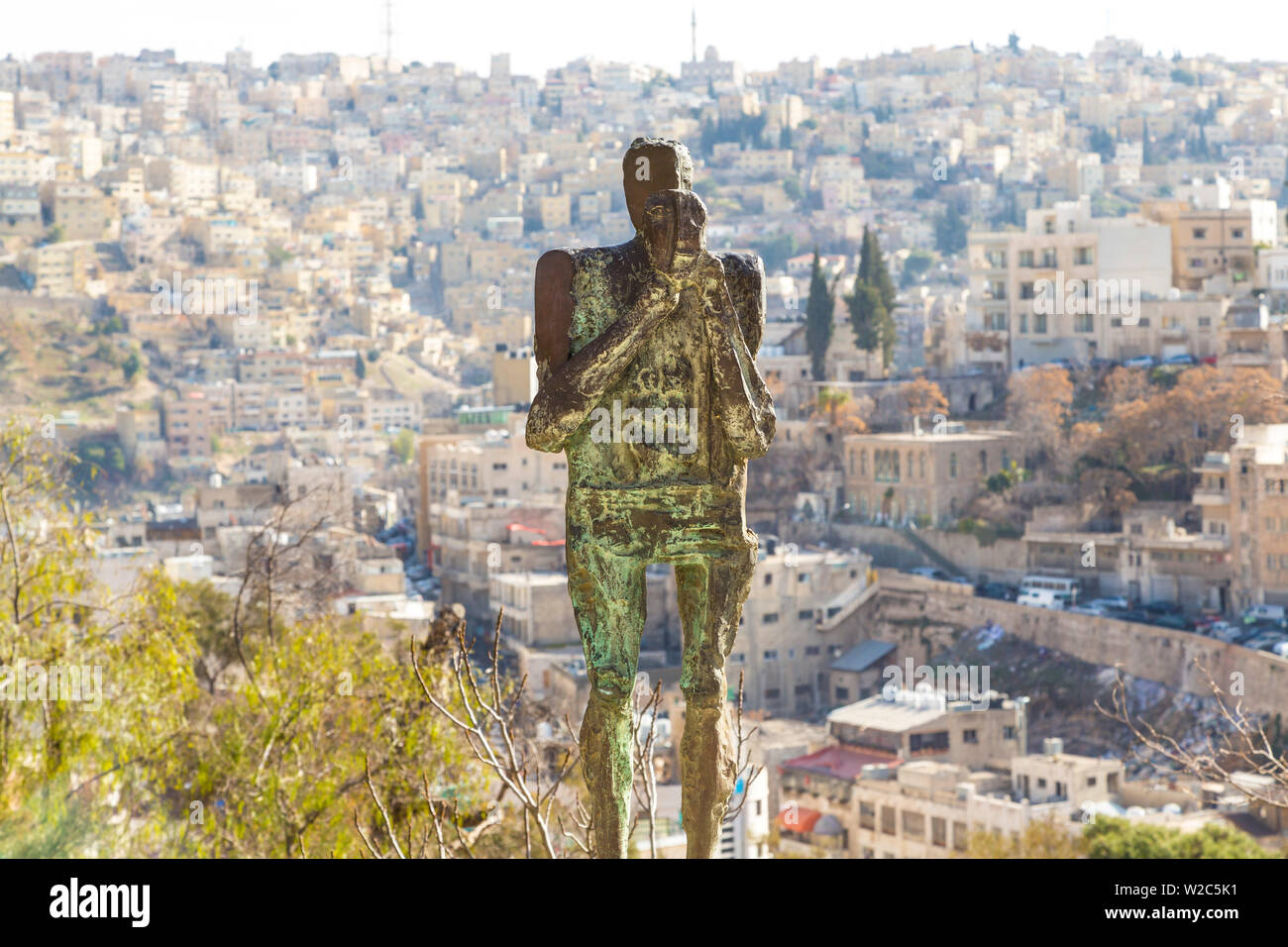 Statua che domina la città di Amman, Darat al Funun, Amman, Giordania Foto Stock
