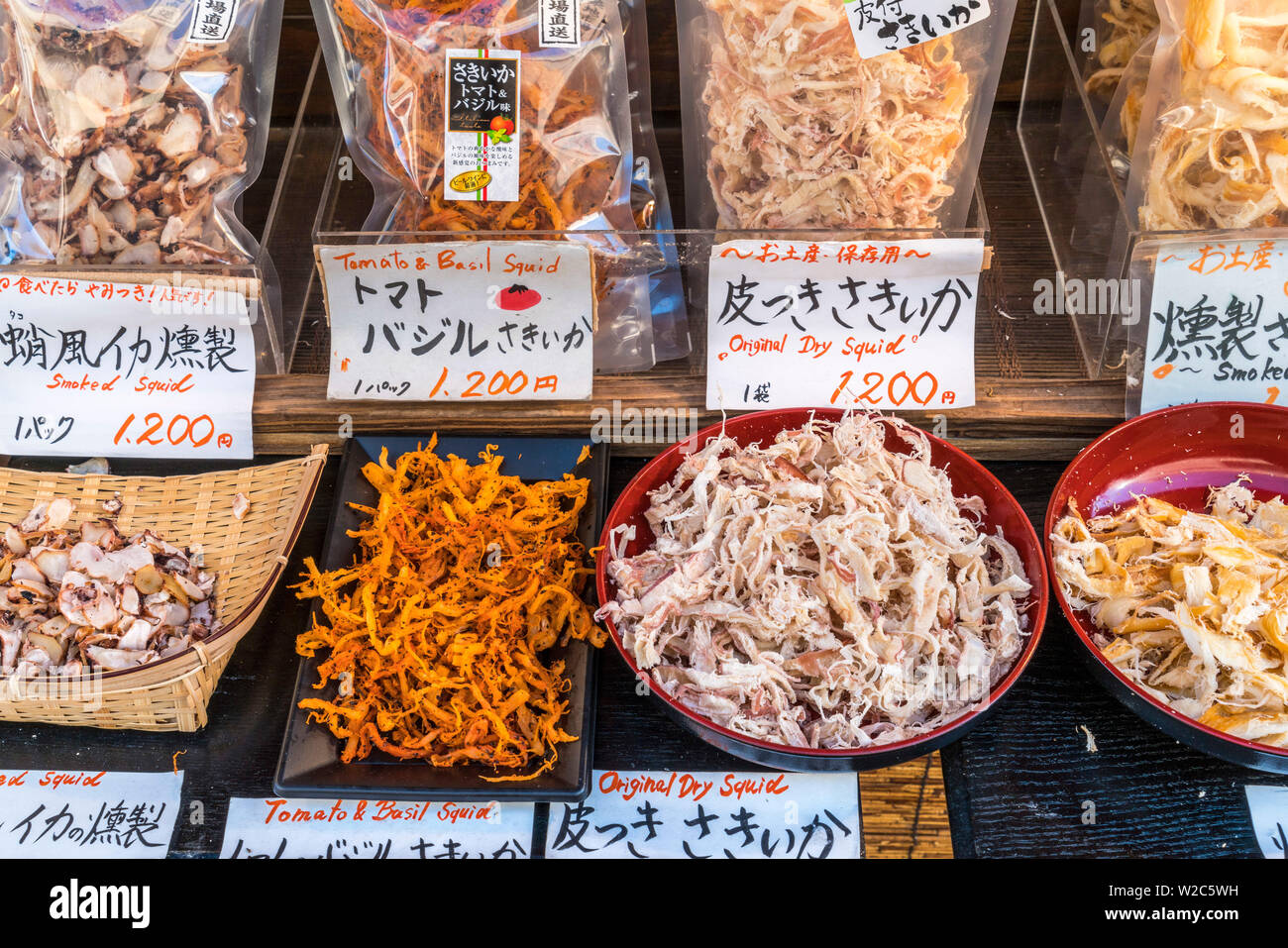 Calamaro asciugato, Tsukiji Central Fish Market, Tokyo, Giappone Foto Stock