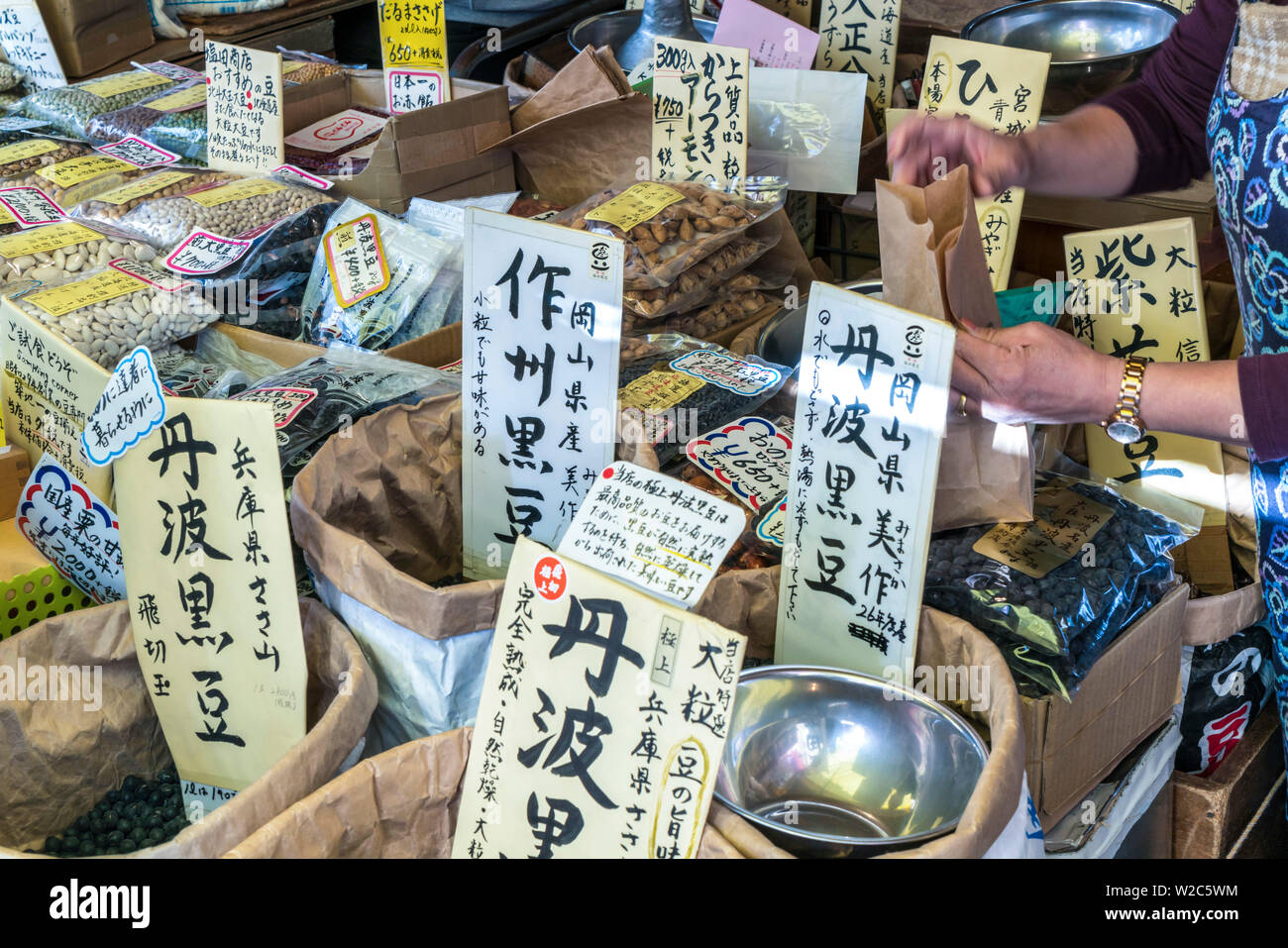 Dadi e impulsi per la vendita, Tsukiji Central Fish Market, Tokyo, Giappone Foto Stock