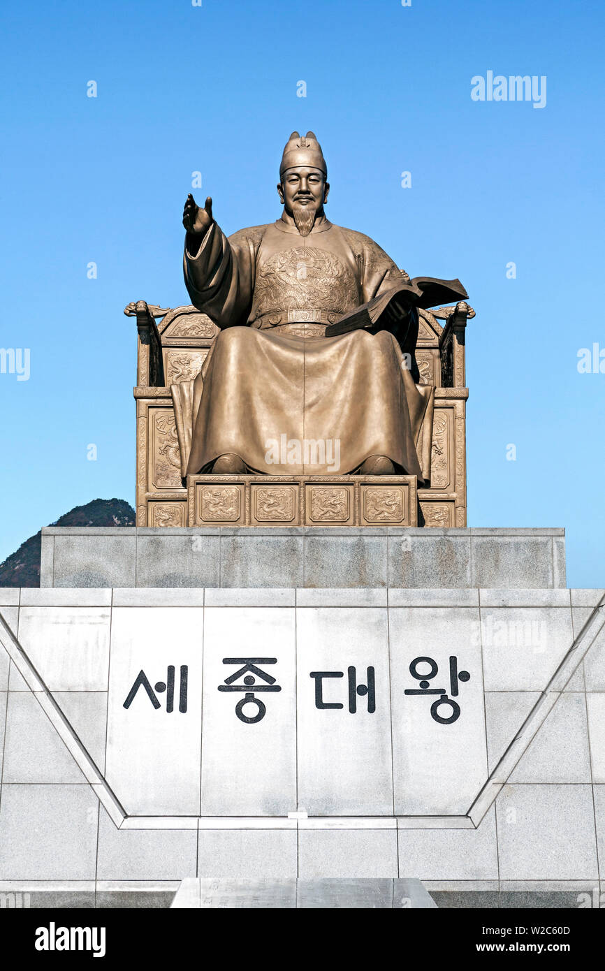 Statua del Re Sejong in Gwanghwamun Plaza, Gwanghwamun, Seoul, Corea del Sud Foto Stock