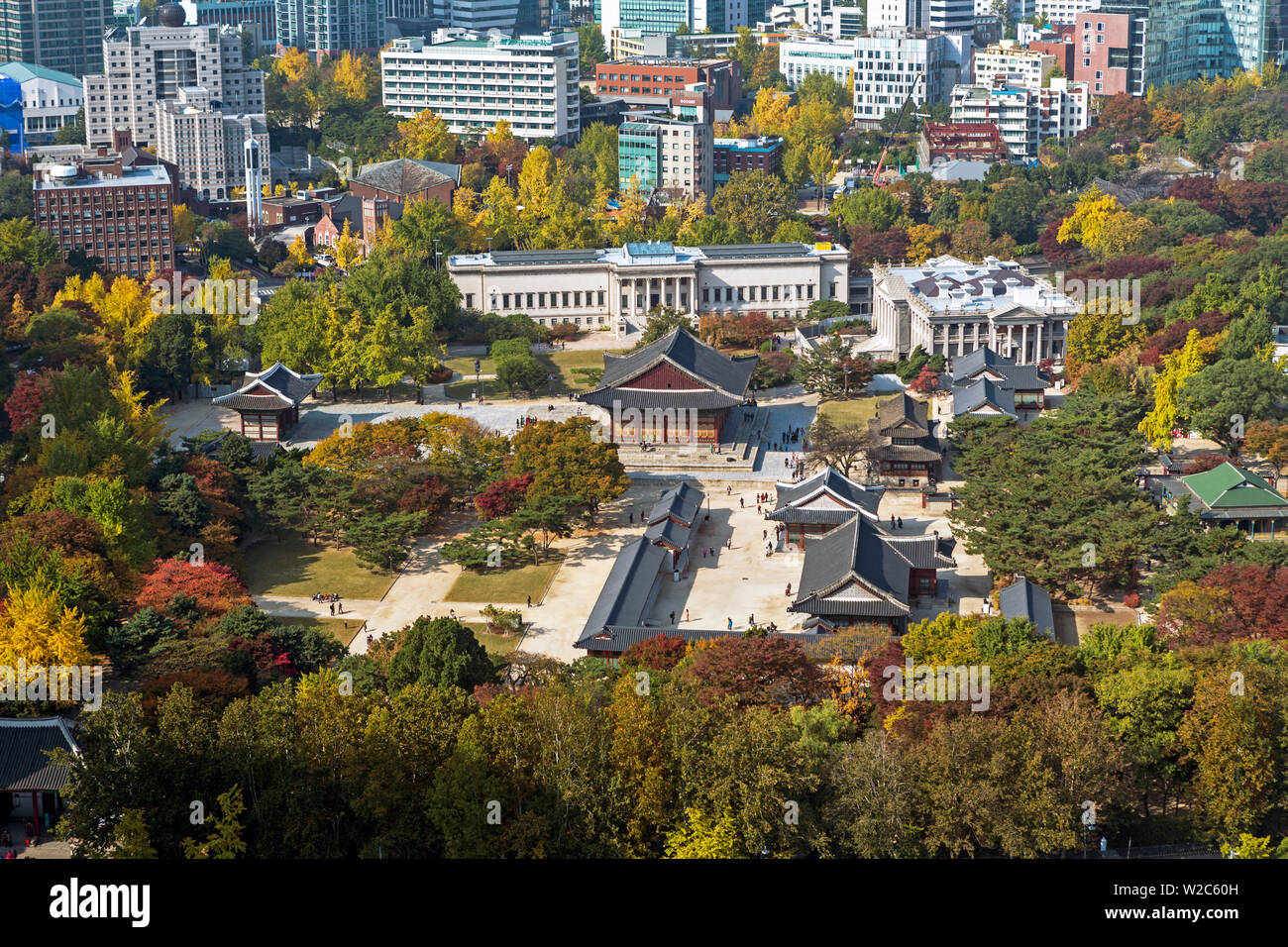 Vista in elevazione su Palazzo Deoksugung, Gwanghwamun, Seoul, Corea del Sud Foto Stock