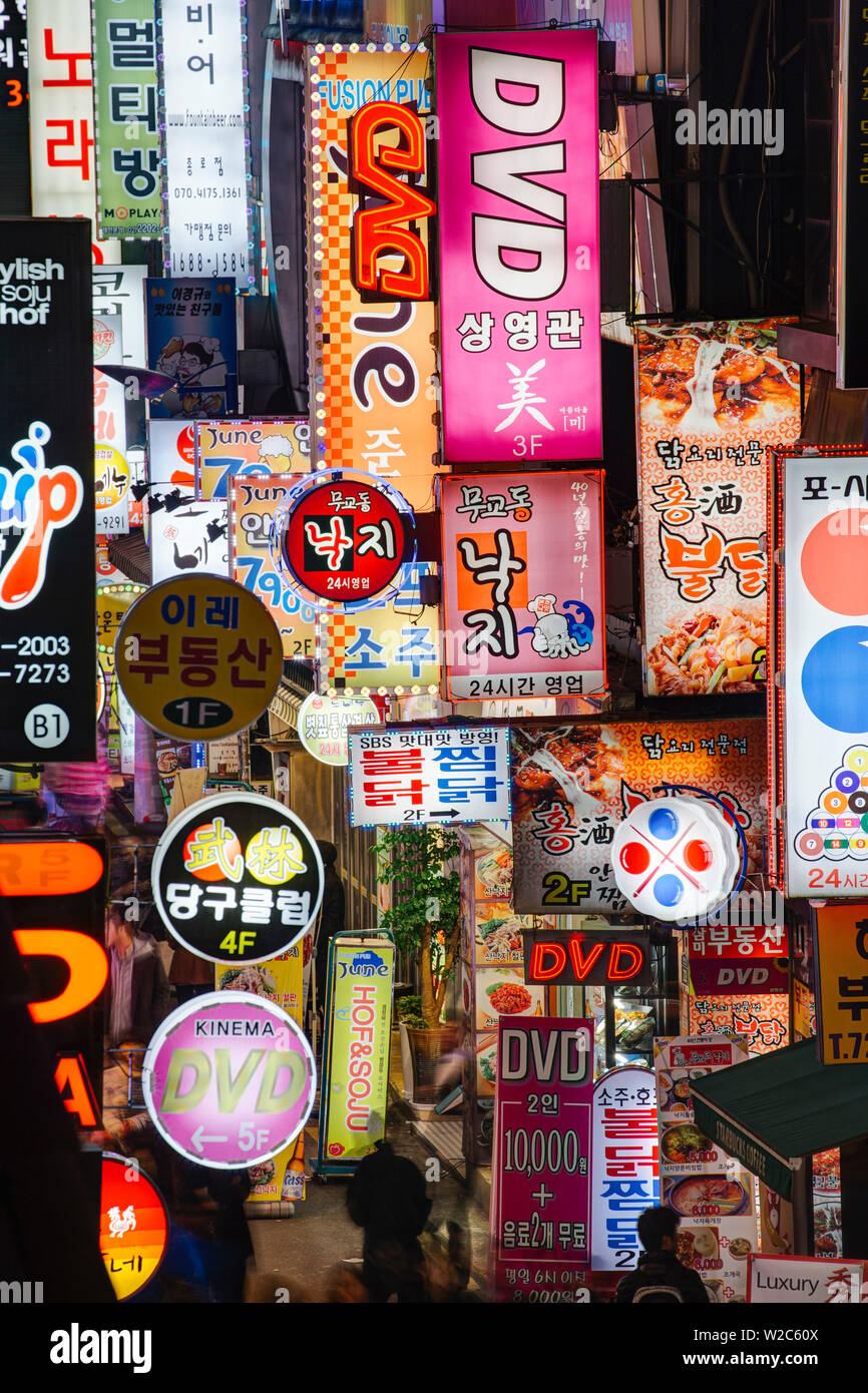 Luci al neon nel ristorante e dal quartiere degli intrattenimenti di Myeong-dong di Seoul, Corea del Sud Foto Stock