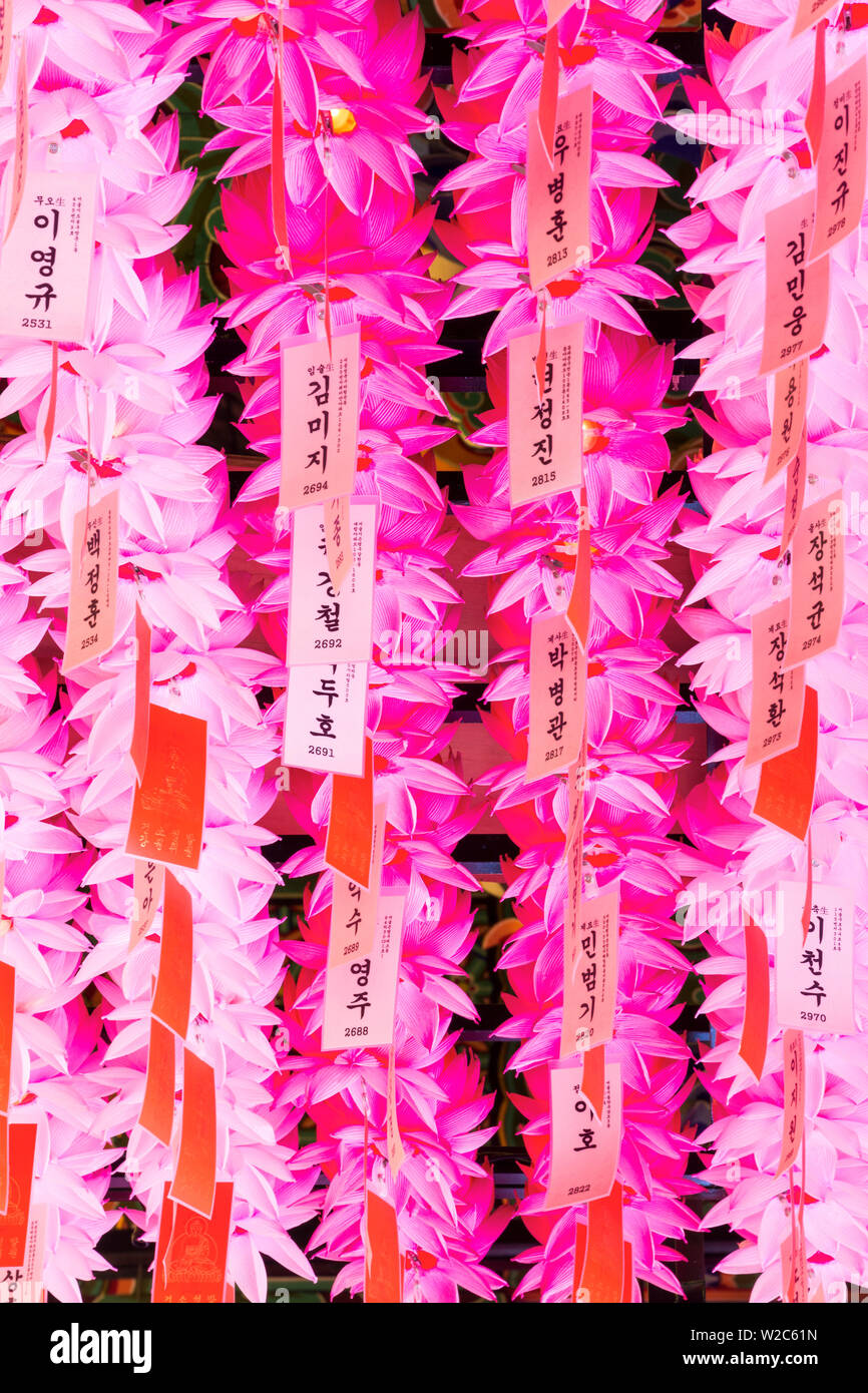 Decorativo lanterne colorate all'interno Joyesa tempio, Jongno-gu district, Seoul, Corea del Sud Foto Stock