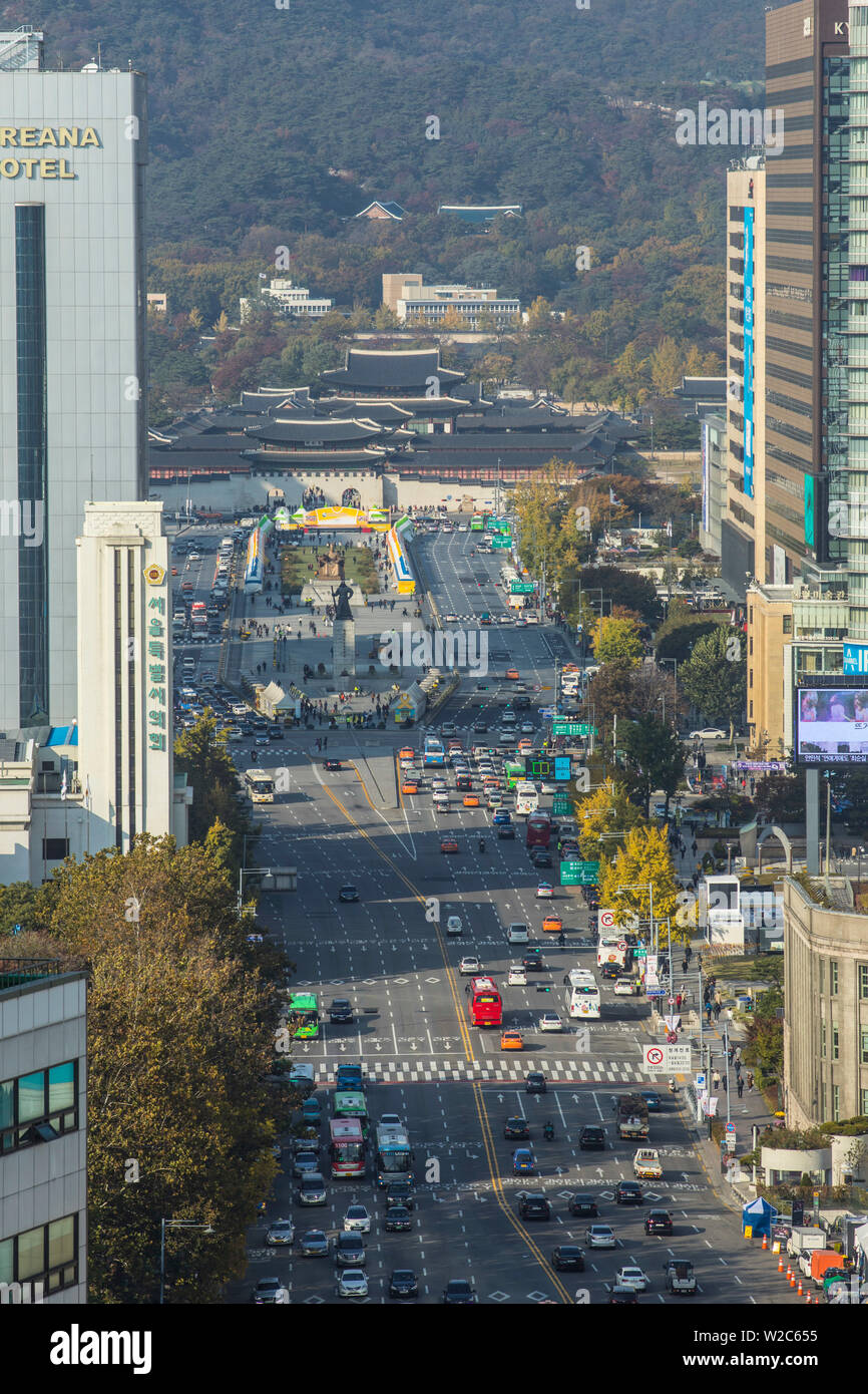 Sejong-daero strada che conduce al Palazzo Gyeongbokgung, Seoul, Corea del Sud Foto Stock