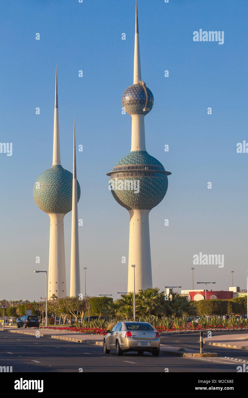 Il Kuwait Kuwait City, Sharq, Kuwait Towers sul Golfo Arabico Street Foto Stock