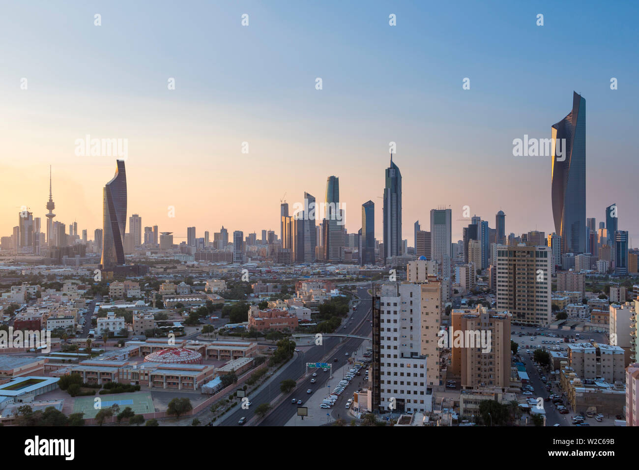 Il Kuwait Kuwait City, vista in elevazione del moderno skyline della città e il quartiere centrale degli affari Foto Stock