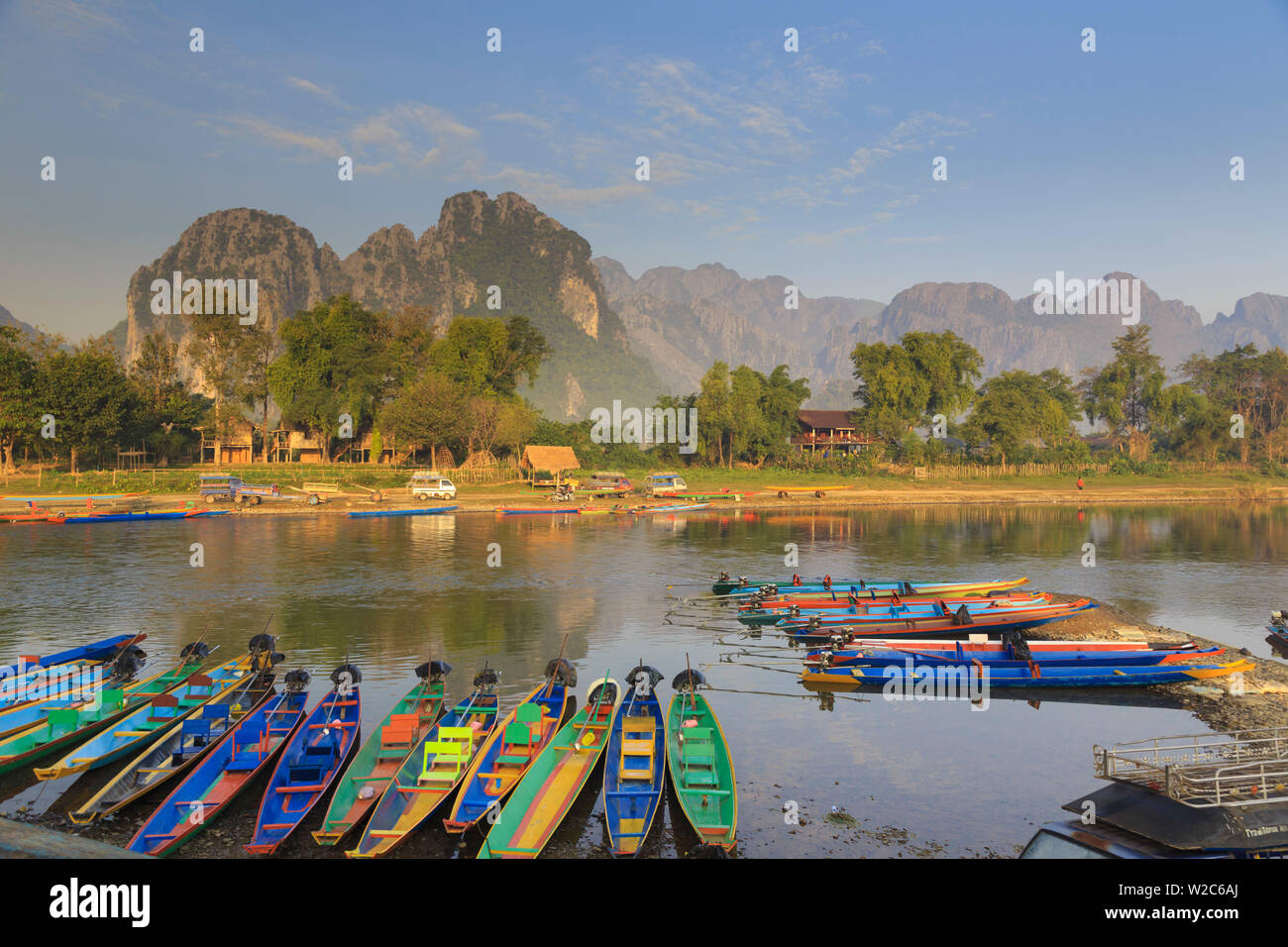 Laos, Vang Vieng. Nam Song River e il paesaggio carsico Foto Stock