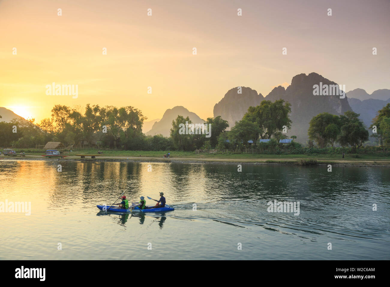 Laos, Vang Vieng. Nam Song River e il paesaggio carsico Foto Stock