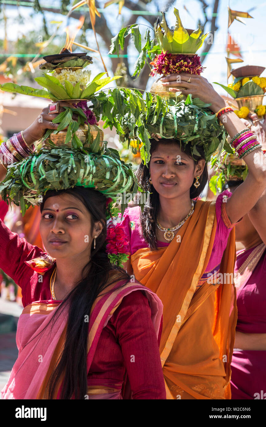 Le donne facendo offerte nel corso di una cerimonia Indù in un tempio indù, Beau Champ, Flacq, East Coast, Mauritius Foto Stock