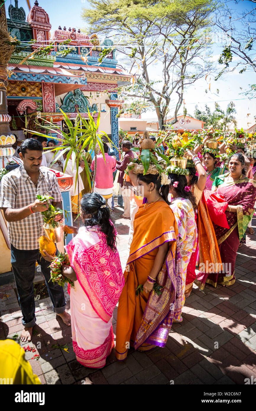 Le donne facendo offerte nel corso di una cerimonia Indù in un tempio indù, Beau Champ, Flacq, East Coast, Mauritius Foto Stock