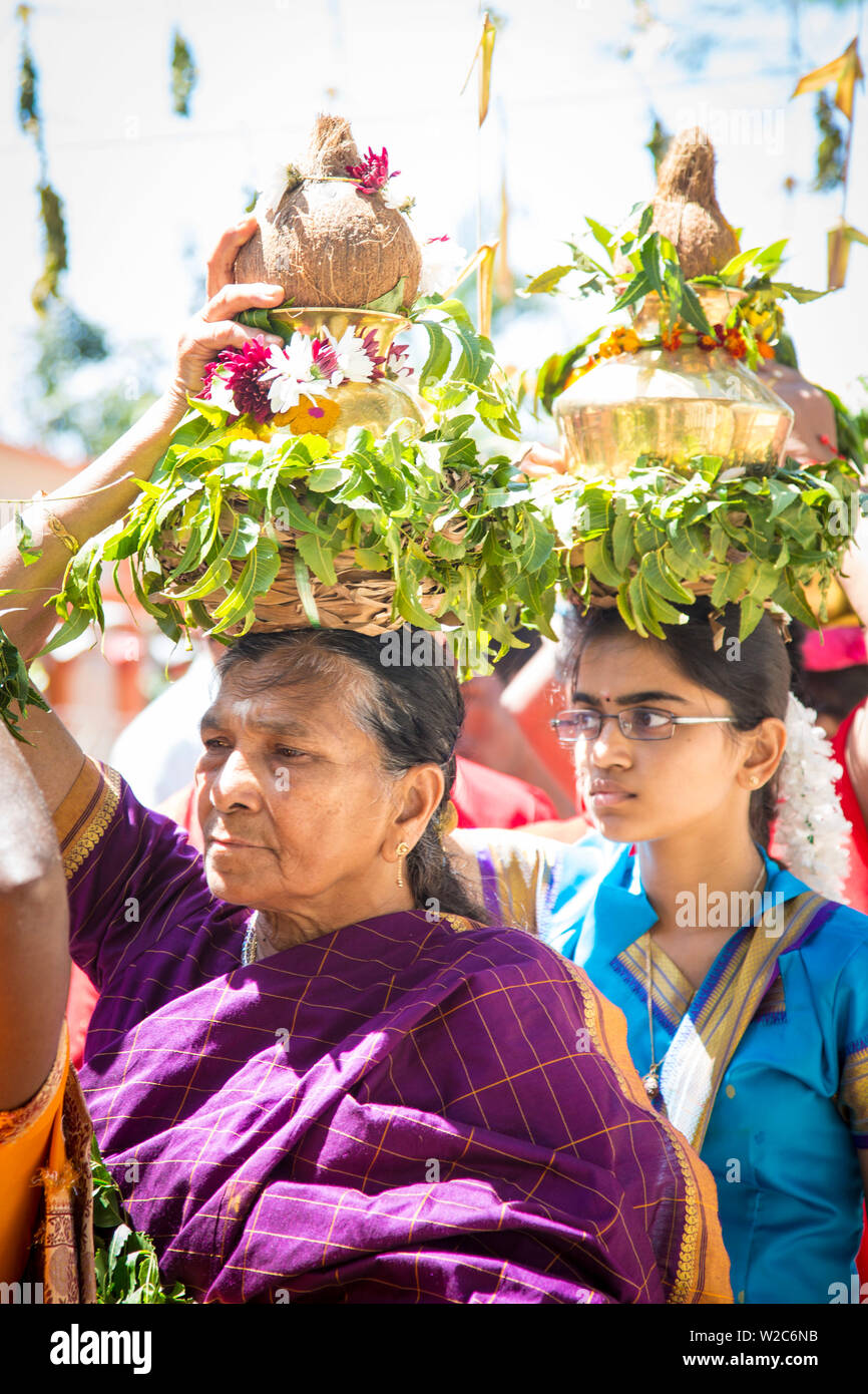 Le donne facendo offerte nel corso di una cerimonia Indù in un tempio indù, Beau Champ, Flacq, East Coast, Mauritius Foto Stock