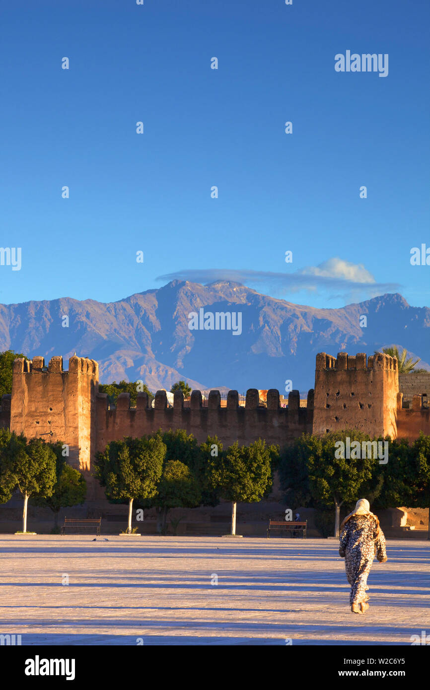 Vecchie mura della città con Anti Atlas Mountain Range in background, Taroudant, Marocco, Africa del Nord Foto Stock