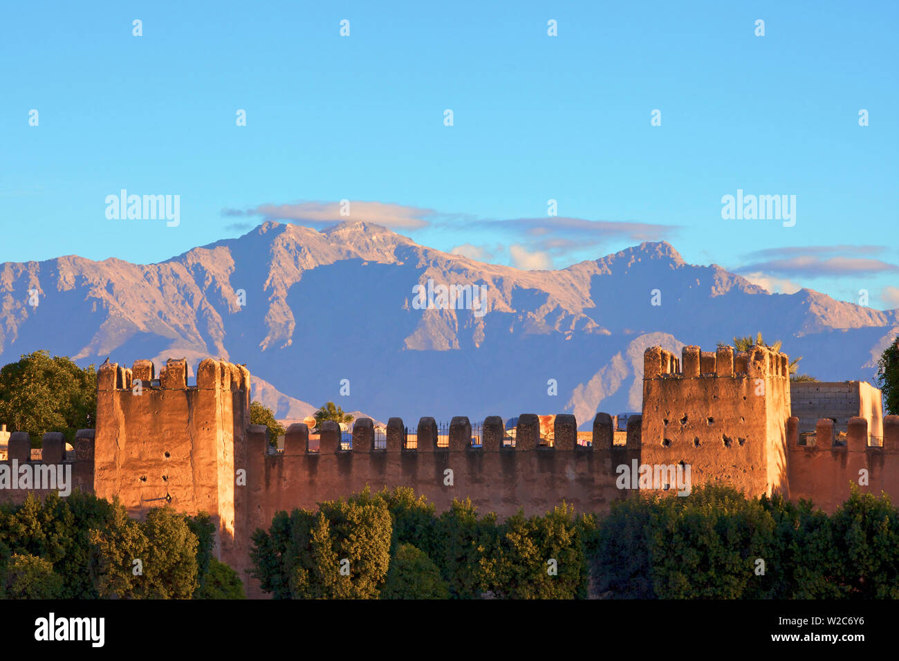 La popolazione locale con le vecchie mura della città, Taroudant, Marocco, Africa del Nord Foto Stock