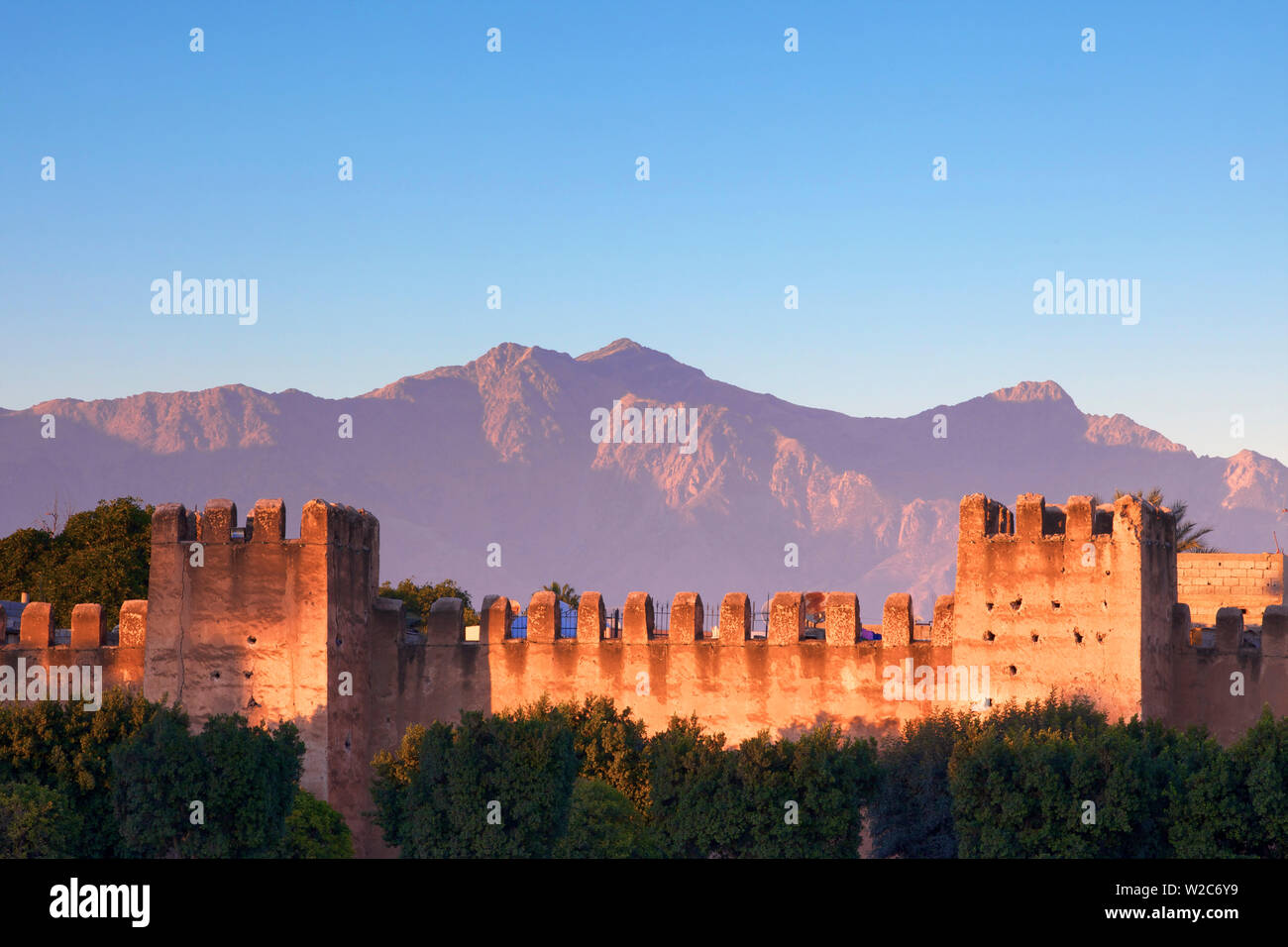 Vecchie mura della città con Anti Atlas Mountain Range in background, Taroudant, Marocco, Africa del Nord Foto Stock