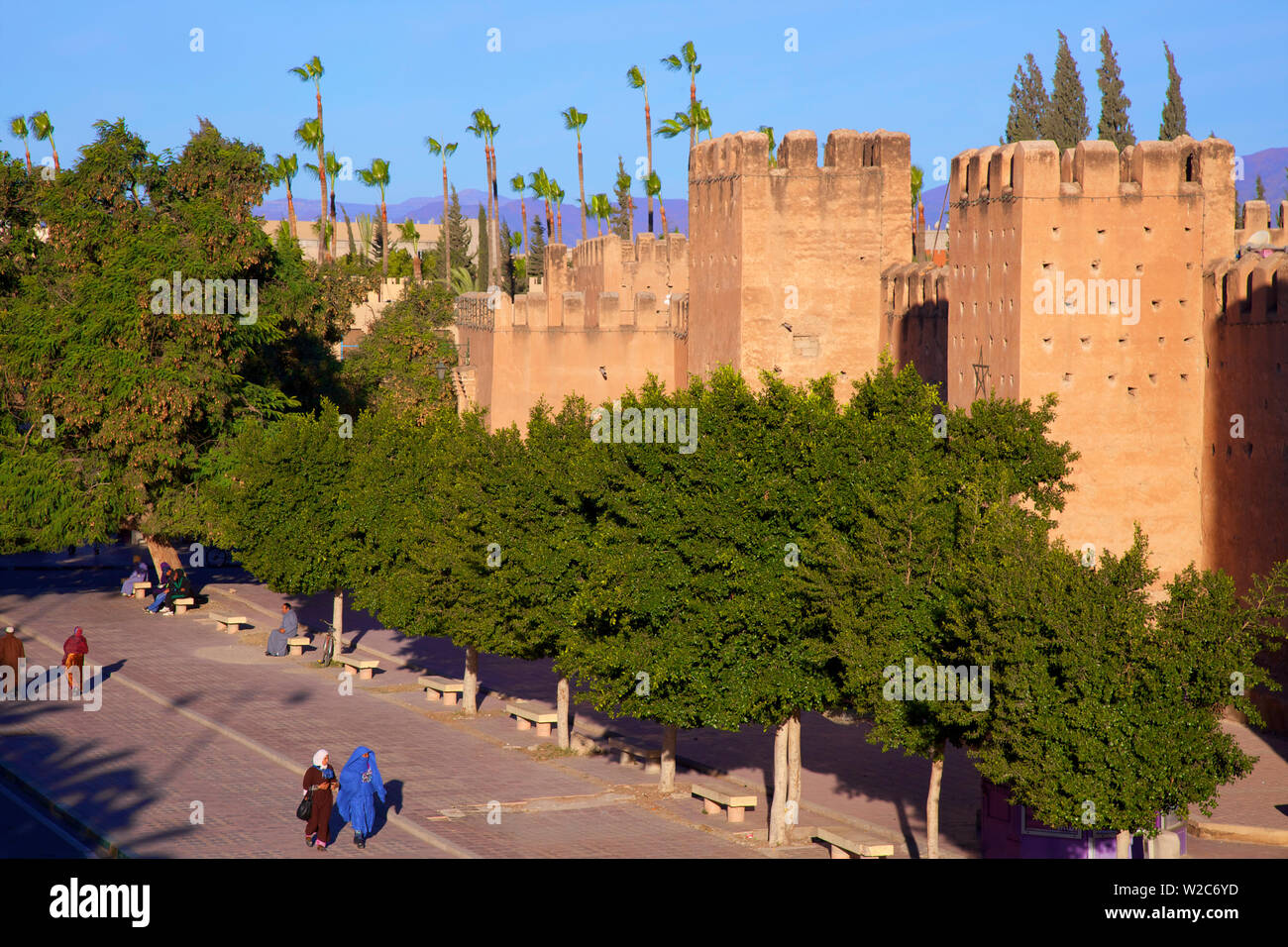 La popolazione locale con le vecchie mura della città, Taroudant, Marocco, Africa del Nord Foto Stock