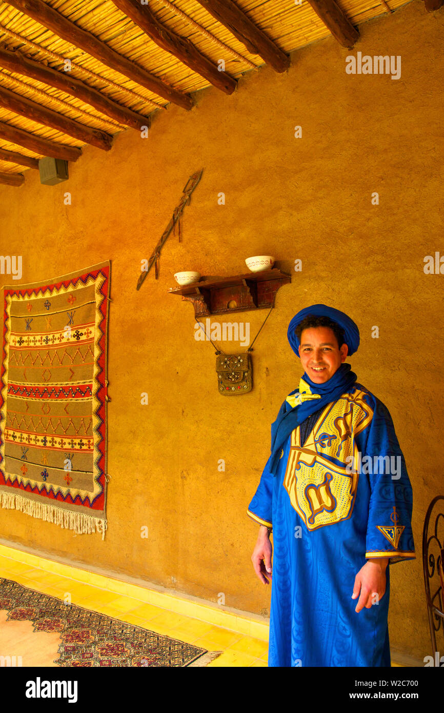 Berber l uomo in costume berbero, Merzouga, Marocco, Africa del Nord (MR) Foto Stock