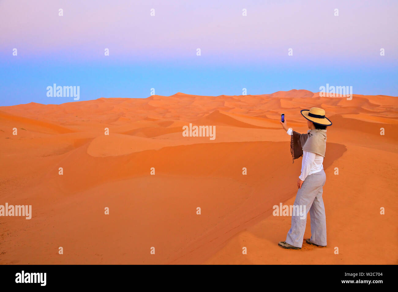 Turista nel deserto prendendo un Selfie, Merzouga, Marocco, Africa del Nord Foto Stock