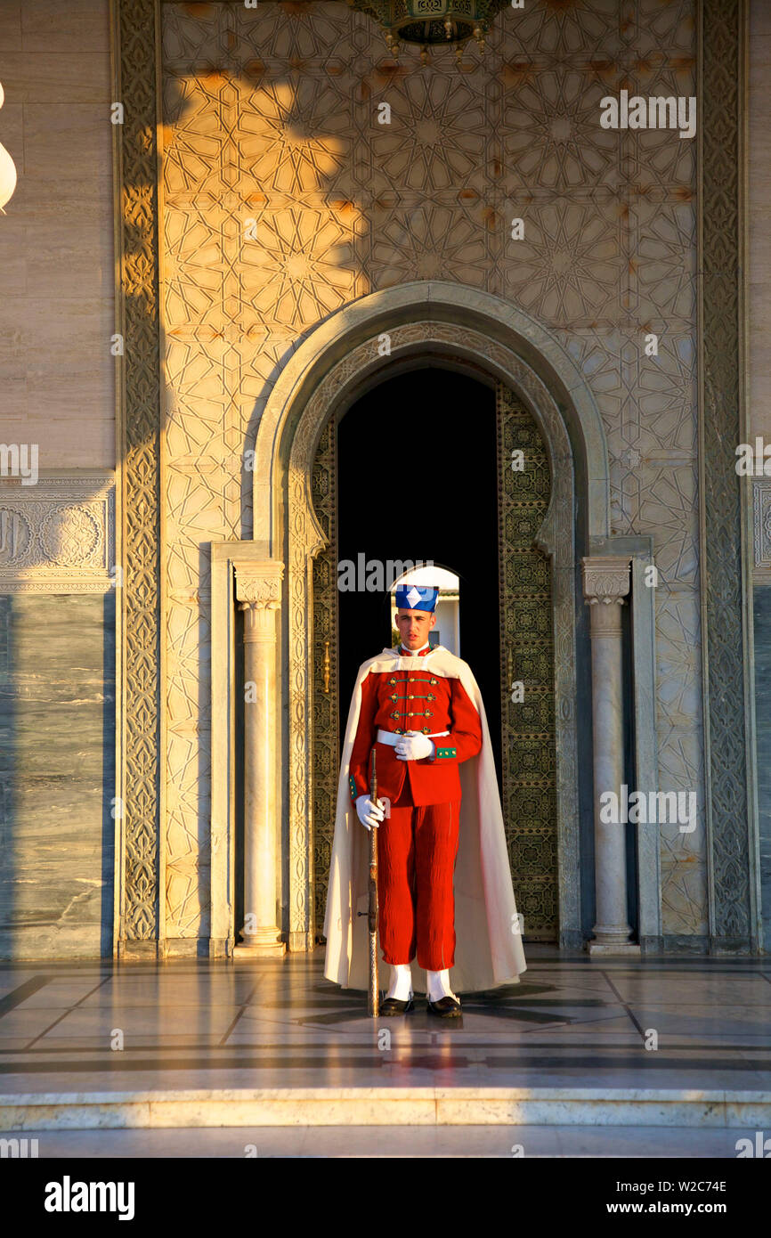 Royal Guard sul dazio al Mausoleo di Mohammed V, Rabat, Marocco, Africa del Nord Foto Stock
