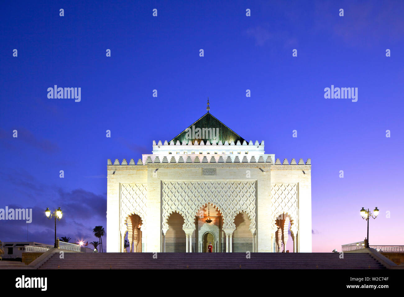 Mausoleo di Mohammed V al crepuscolo, Rabat, Marocco, Africa del Nord Foto Stock