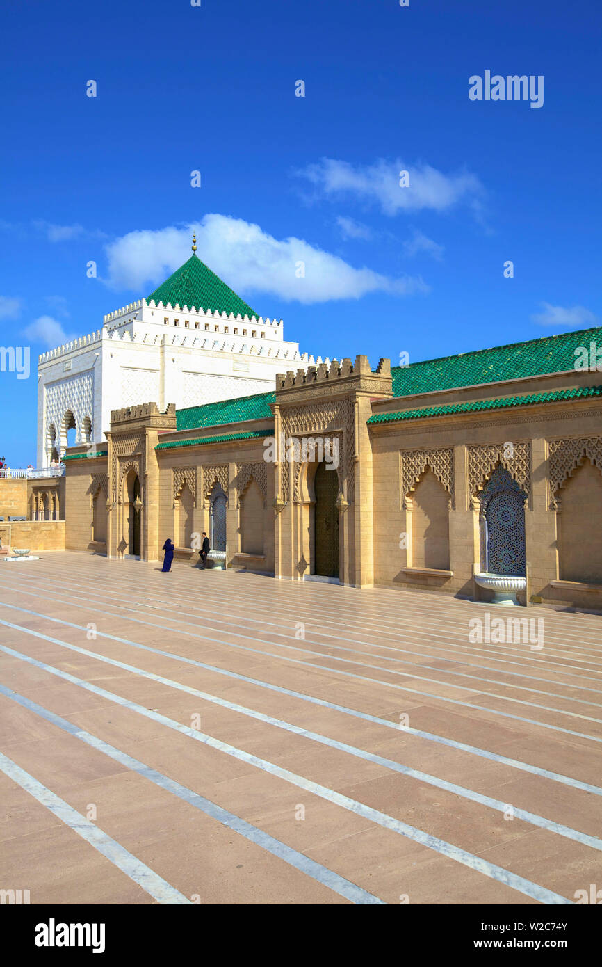 Le persone che assumono una fotografia, Mausoleo di Mohammed V, Rabat, Marocco, Africa del Nord Foto Stock