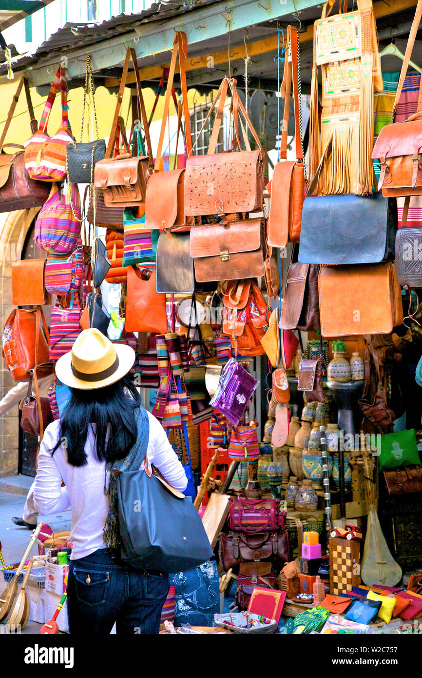 Persona nel negozio di souvenir, la Medina, Rabat, Marocco, Africa del Nord Foto Stock