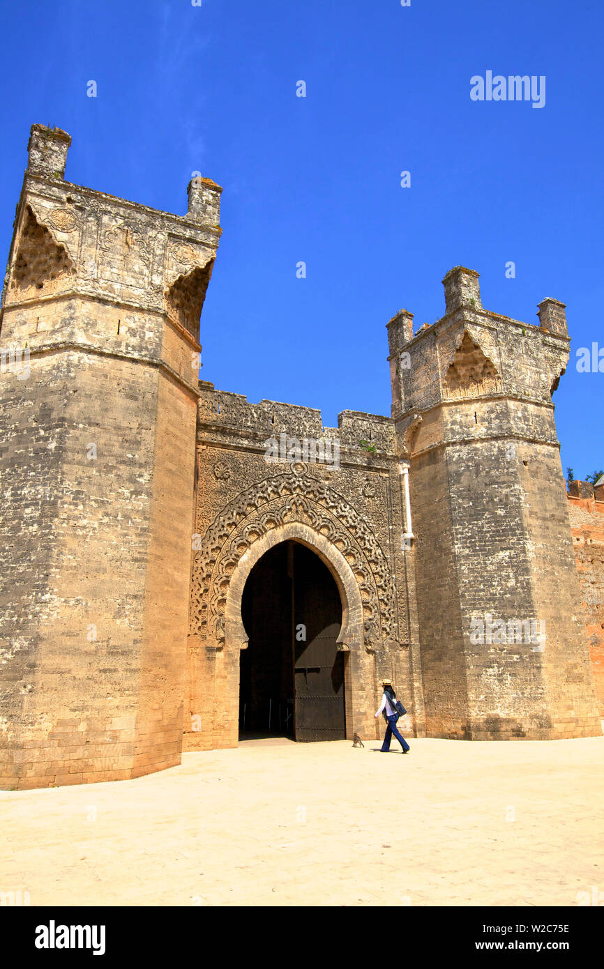 Passeggiate turistiche a Bab Zaer, il cancello principale, Chellah, Rabat, Marocco, Africa del Nord Foto Stock