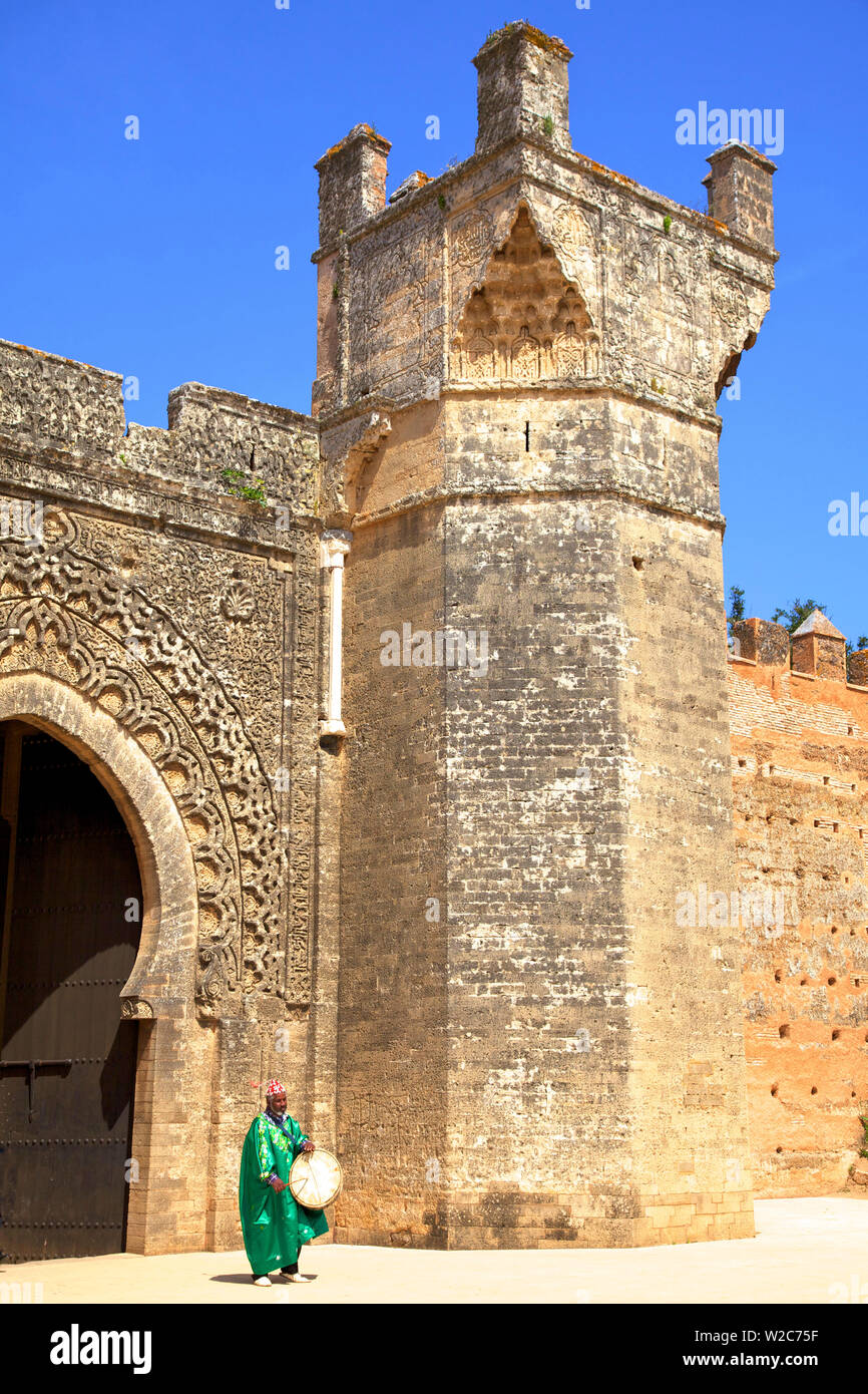 Musicista fuori Bab Zaer, il cancello principale, Chellah, Rabat, Marocco, Africa del Nord Foto Stock