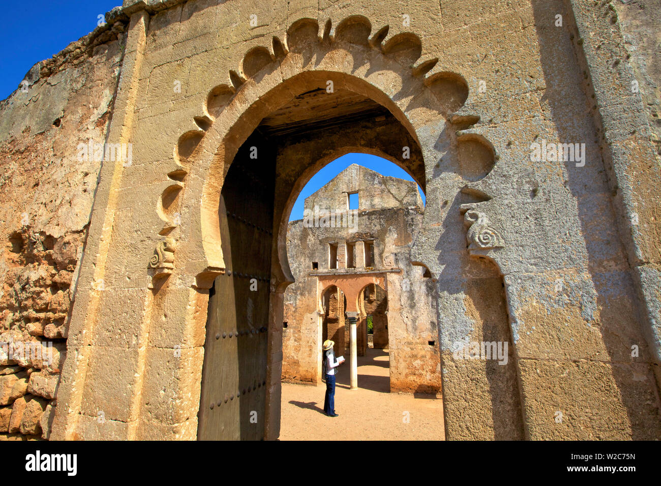 Turistico a Arco Trionfale e Moschea, presso le rovine della città romana di Chellah, Rabat, Marocco, Africa del Nord Foto Stock
