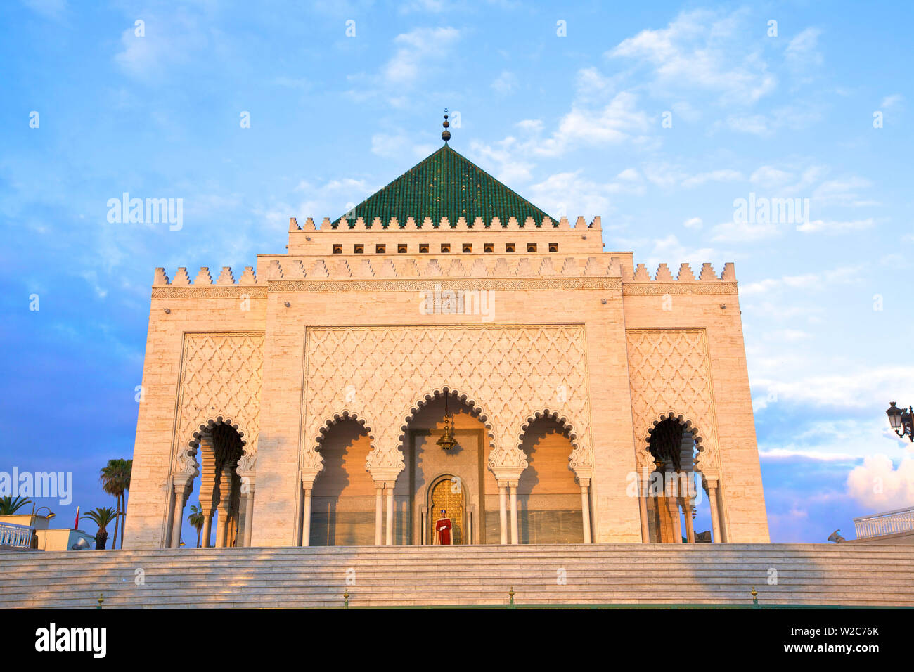 Royal Guard sul dazio al Mausoleo di Mohammed V, Rabat, Marocco, Africa del Nord Foto Stock